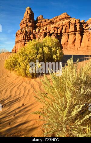 Castello come formazioni rocciose lungo l'autostrada 24 vicino a Hanksville, Utah, nella città di San Rafael deserto. Foto Stock