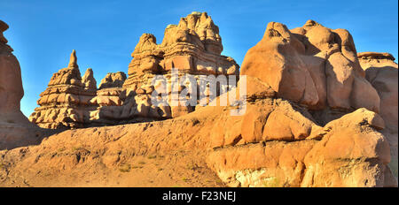 Castello come formazioni rocciose lungo l'autostrada 24 vicino a Hanksville, Utah, nella città di San Rafael deserto. Foto Stock