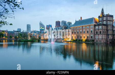 Parlamento olandese edifici Binnenhof con grattacieli in background all'Aia, Paesi Bassi, Twilight time. Foto Stock