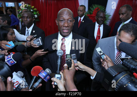 Porto di Spagna, Trinidad & Tobago. Il 9 settembre, 2015. Keith Christopher Rowley (C), il Primo ministro di Trinidad & Tobago, parla con i giornalisti al suo giuramento in occasione della cerimonia presso la Queen's Hall nel porto di Spagna, Trinidad il 9 settembre 2015. (Foto di Sean I draghetti/Alamy Live News) Credito: SEAN I draghetti/Alamy Live News Foto Stock