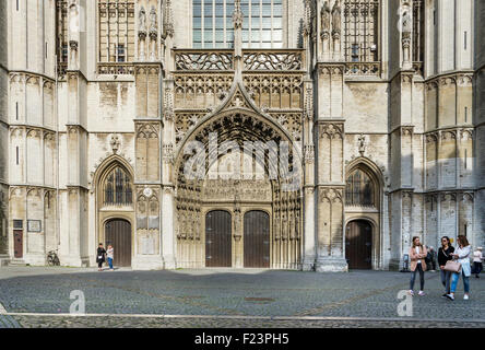 Anversa, Belgio - 10 Maggio 2015: Turistica con visita della Cattedrale di Nostra Signora il 10 maggio 2015 ad Anversa, in Belgio. La cattedrale fu comp Foto Stock