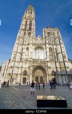 Anversa, Belgio - 10 Maggio 2015: Turistica con visita della Cattedrale di Nostra Signora il 10 maggio 2015 ad Anversa, in Belgio. La cattedrale fu comp Foto Stock