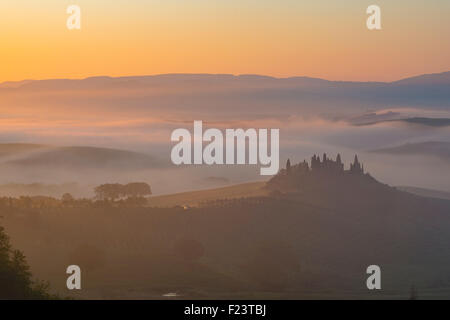 Podere Casale Belvedere, la vista della Val d'Orcia, all alba nella nebbia, San Quirico d'Orcia, Val d'Orcia, Toscana, Italia Foto Stock