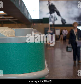 Vista delle scrivanie in aeroporto hall Foto Stock