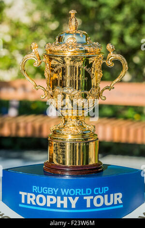 Twickenham, Londra, Regno Unito. 10 Settembre, 2015. La Webb Ellis Cup con il Papa URN. La coppa viene girato intorno al borgo di Richmond per una serie di "celebrazione momenti' per impostare il punto di inizio della Coppa del Mondo di Rugby di Twickenham. Si arriva infine a Twickenham Stadium il 18 settembre davanti alla cerimonia di apertura. Essa è accompagnata da Il Trophy Tour team e signore vero, il Leader del consiglio di Richmond. Credito: Guy Bell/Alamy Live News Foto Stock