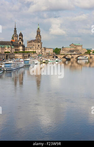 La nave di crociera sul fiume Elba nella parte anteriore dello skyline di Dresda con l'opera e la cattedrale, Sassonia, Germania Foto Stock