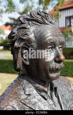 Albert Einstein, la scultura in bronzo dal belga scultore Johnny Werkbrouck, De Haan, Fiandre Occidentali, Belgio Foto Stock