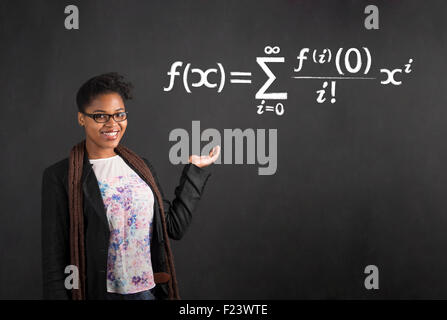 Sud Africano o americano africano nero donna insegnante o studente tenendo la mano al di fuori del lato con un'equazione matematica Foto Stock