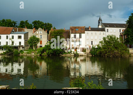 Nemours e il fiume Loing, Seine et Marne, Francia Foto Stock