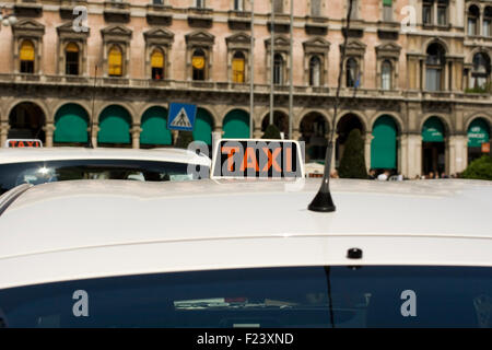 Taxi bianco nella città di Milano Foto Stock