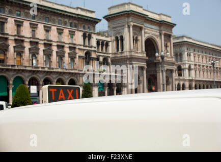 Taxi bianco nella città di Milano Foto Stock