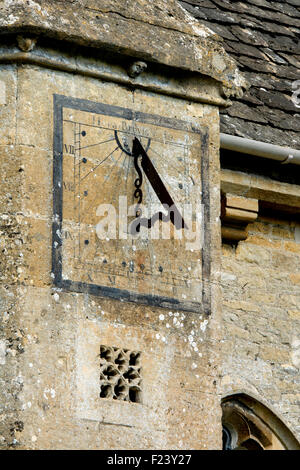 Orologio solare su la Chiesa di Sant'Andrea Chedworth, Gloucestershire, England, Regno Unito Foto Stock