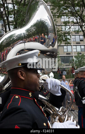 Il Marine Corps fascia giocare in Battery Park City a una cerimonia commemorativa per onorare i 23 membri della NYPD che morì a 9/11. Foto Stock