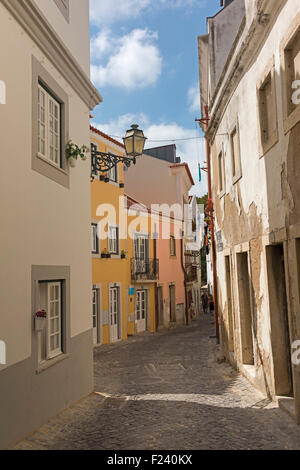 Tipica stradina in Alfama Lisbona Portogallo Foto Stock