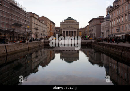 Vista di San Antonio cattedrale, Trieste - Italia Foto Stock