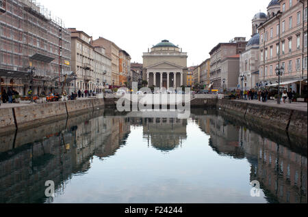 Vista di San Antonio cattedrale, Trieste - Italia Foto Stock