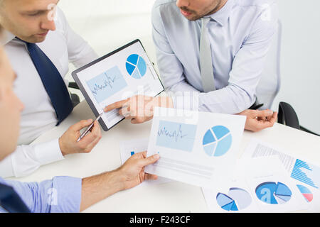 Close up di imprenditore mani con appunti Foto Stock