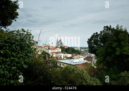 Vista della città di Brno da Spielberg castello, con la Cattedrale di st. Petr e Paolo Foto Stock