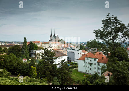 Vista della città di Brno da Spielberg castello, con la Cattedrale di st. Petr e Paolo Foto Stock