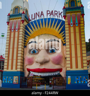 L'iconico ingresso sorridente al Luna Park di Sydney parcheggia sulle rive del porto di Sydney vicino a Milsons Point In Australia Foto Stock