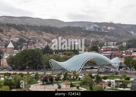 Tbilisi, Georgia- Settembre 8,2015: Il ponte della pace a Tbilisi, pedonale ponte sopra il fiume Mtkvari a Tbilisi. Su SEPTEMBE Foto Stock
