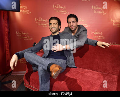 Berlino, Germania. Undicesimo Sep, 2015. Attore tedesco Elyas M'Barek (R) pone con la sua figura di cera di Madame Tussauds a Berlino, Germania, 11 settembre 2015. Foto: Jens Kalaene/dpa/Alamy Live News Foto Stock