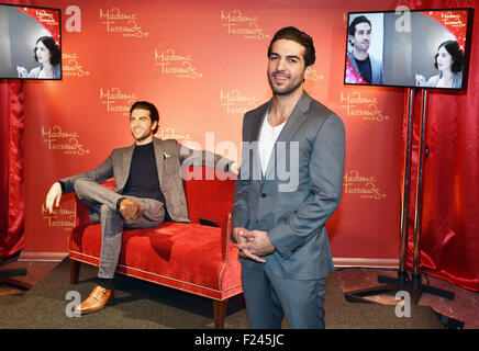 Berlino, Germania. Undicesimo Sep, 2015. Attore tedesco Elyas M'Barek (R) pone con la sua figura di cera di Madame Tussauds a Berlino, Germania, 11 settembre 2015. Foto: Jens Kalaene/dpa/Alamy Live News Foto Stock