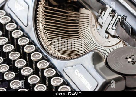 Nastri inchiostratori per macchine da scrivere, modello tedesco da Klein-società continentale. Questa modalità è un vagabondo realizzata nel 1938 e manfactured fino agli anni quaranta del secolo scorso. Close up di tipo bar. Foto Stock