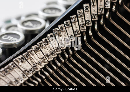 Nastri inchiostratori per macchine da scrivere, modello tedesco da Klein-società continentale. Questa modalità è un vagabondo realizzata nel 1938 e manfactured fino agli anni quaranta del secolo scorso. Close up di tipo bar. Foto Stock