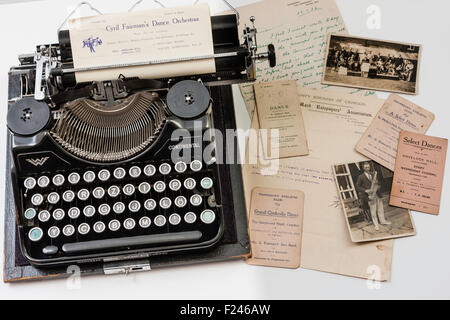 Vecchia macchina da scrivere tedesca realizzato da Klein Continental, Wanderer modello dal 1938. La dispersione di lettere, foto e dance band di programmi dal 1920 Foto Stock