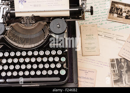Vecchia macchina da scrivere tedesca realizzato da Klein Continental, Wanderer modello dal 1938. La dispersione di lettere, foto e dance band di programmi dal 1920 Foto Stock