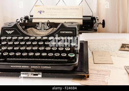 Vecchia macchina da scrivere tedesca realizzato da Klein Continental, Wanderer modello dal 1938. La dispersione di lettere, foto e dance band di programmi dal 1920 Foto Stock