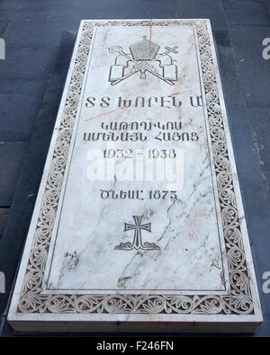 Oggetto contrassegnato per la rimozione definitiva di Khoren I, Catholicos di tutti gli Armeni, a madre Cattedrale di Etchmiadzin cattedrale, Vagharshapat, Armenia Caucaso Foto Stock