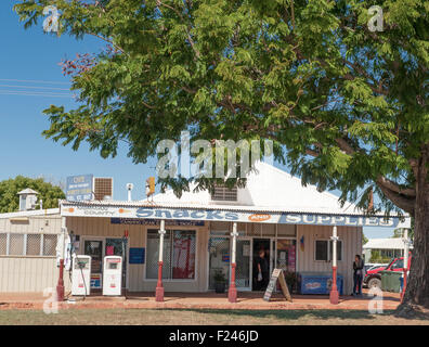 Generale storico negozio vendita carburante, cibo e bevande in Normanton, Carpentria Shire, Outback Queensland, Australia Foto Stock