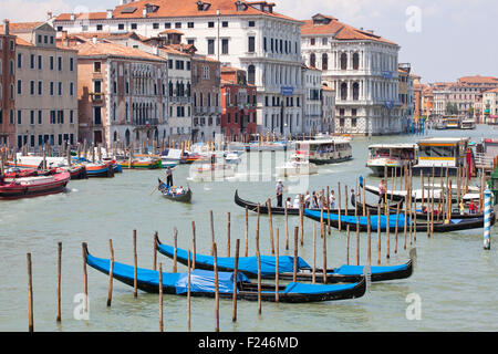 Gondole parcheggio nel veneziano tradizionale barca a remi Foto Stock