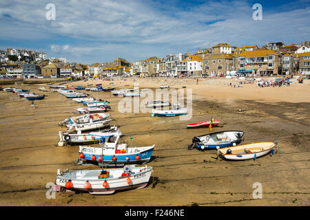 Barche da pesca in porto a St Ives con la bassa marea, Cornwall, Regno Unito. Foto Stock