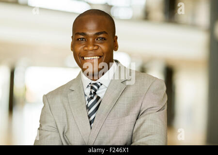 Allegro giovane africano Lavoratore aziendale di Office Foto Stock