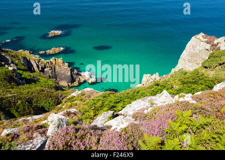 Il granito scogliere sul mare a Bosigran su Cornwall costa a Nord, Regno Unito. Foto Stock