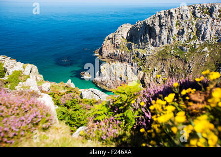 Il granito scogliere sul mare a Bosigran su Cornwall costa a Nord, Regno Unito. Foto Stock