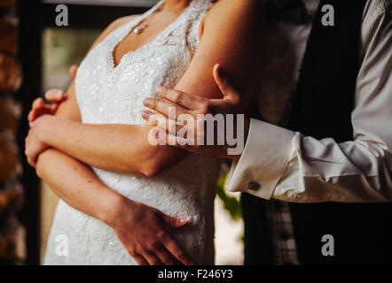 Lo sposo abbraccia delicatamente la sposa Foto Stock