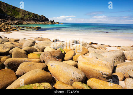 Weathered massi di granito sulla spiaggia di Porthmeor Cove, in Cornovaglia costa a Nord, Regno Unito, con patelle e cirripedi. Foto Stock