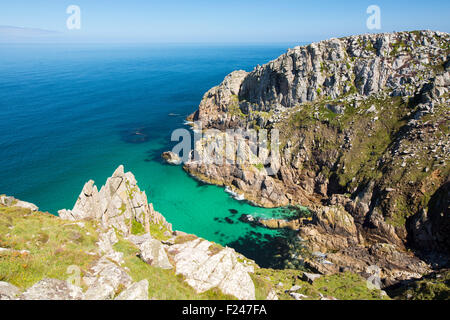 Il granito scogliere sul mare a Bosigran su Cornwall costa a Nord, Regno Unito. Foto Stock