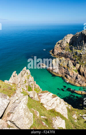 Il granito scogliere sul mare a Bosigran su Cornwall costa a Nord, Regno Unito. Foto Stock