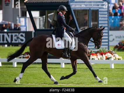 Blair Atholl, Scozia. 11 Settembre, 2015. Izzy Taylor [GBR] equitazione Briarlands KBIS Matilda in azione durante la loro prova di dressage il secondo giorno. Il Longines FEI European Eventing Championships 2015 Castello di Blair. Credito: Stephen Bartolomeo/Alamy Live News Foto Stock