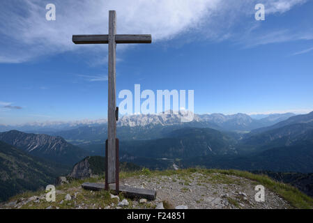 Vertice di croce di montagna Schellschlicht e il massiccio dello Zugspitze in background, Grainau, Germania Foto Stock