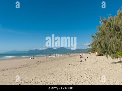 I famosi quattro miglia di spiaggia di Port Douglas, Queensland del Nord, Australia Foto Stock