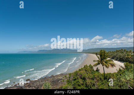 I famosi quattro miglia di spiaggia di Port Douglas, Queensland del Nord, Australia Foto Stock