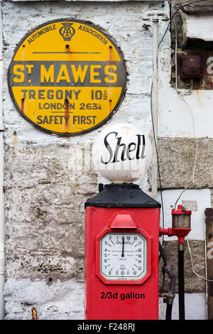 Vecchie pompe di benzina in St Mawes, Cornwall, Regno Unito. Foto Stock