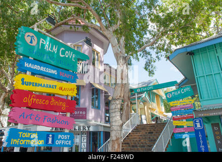 Segno e gli edifici della coloratissima Palm Cove Village Shopping a nord di Cairns, Tropical Queensland, Australia Foto Stock