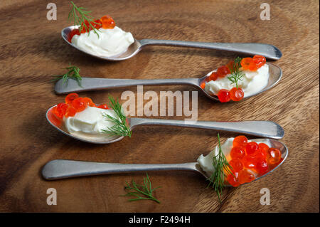 Canapes, piccolo cibo per le dita adatto per le feste. Foto Stock